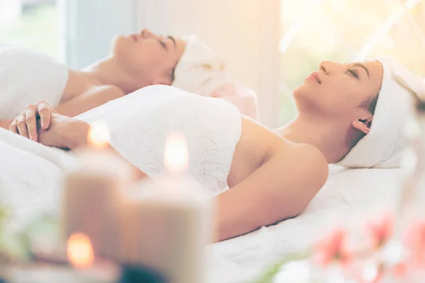 Jovem Relaxada Deitada Uma Cama Spa Preparada Para Tratamento Facial — Fotografia de Stock