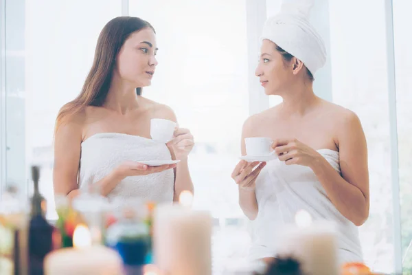 Dos Mujeres Que Beben Bebidas Hierbas Mientras Conversan Spa Lujo — Foto de Stock