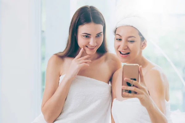 Happy Women Toma Una Foto Selfie Con Teléfono Móvil Spa — Foto de Stock