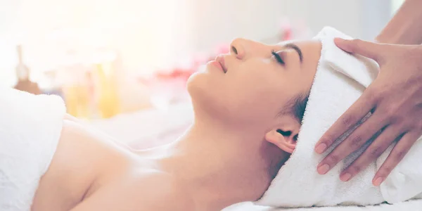 Jovem Relaxada Deitada Uma Cama Spa Preparada Para Tratamento Facial — Fotografia de Stock