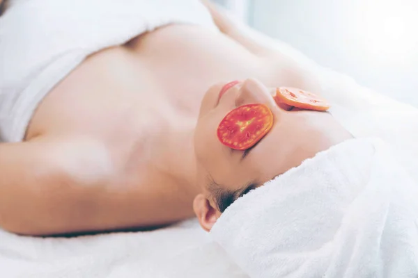 Relaxado Jovem Mulher Recebendo Tratamento Olho Natureza Por Tomate Resort — Fotografia de Stock