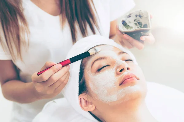 Hermosa Mujer Que Tiene Tratamiento Exfoliación Cosmética Facial Dermatólogo Profesional — Foto de Stock