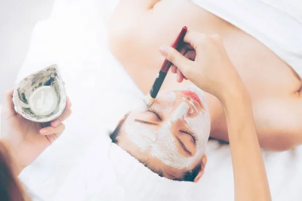 Mooie Vrouw Met Een Gezichtsverzorging Cosmetische Scrub Behandeling Van Professionele — Stockfoto