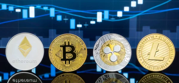 比特币和 Cryptocurrency 投资理念 物理金属比特币硬币与全球交易交易所市场价格图表的背景下 — 图库照片