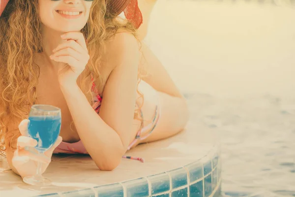 Joyeux Jeune Femme Portant Maillot Bain Passer Bon Temps Piscine — Photo