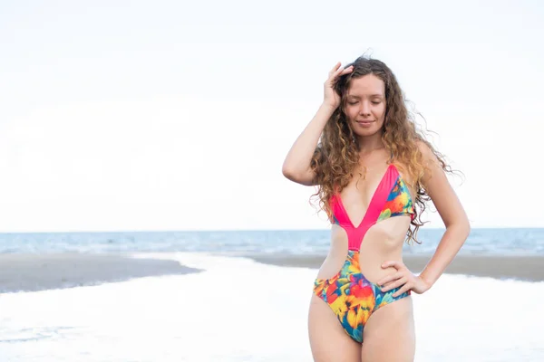 Hermosa Modelo Moda Mujer Traje Baño Está Vacaciones Playa Verano — Foto de Stock