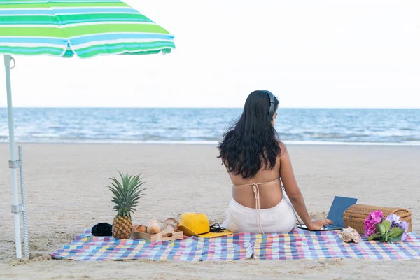 Woman Bikini Vacation Sitting Beach Summer Tropical Beach Travel Lifestyle — Stock Photo, Image