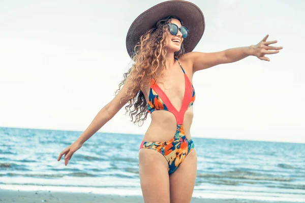 Щаслива Молода Жінка Купальнику Добре Проводить Час Тропічному Пляжі Влітку — стокове фото