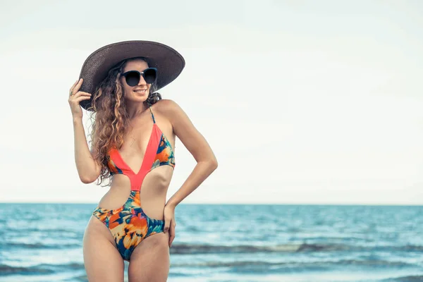 Glückliche Junge Frau Badeanzug Die Sich Sommer Tropischen Strand Für — Stockfoto