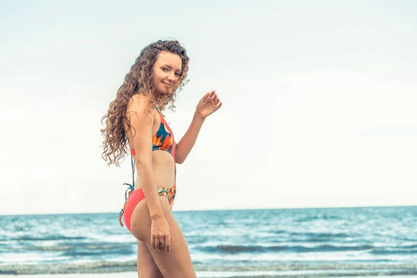 Mujer Joven Feliz Con Traje Baño Que Pasa Buen Rato — Foto de Stock