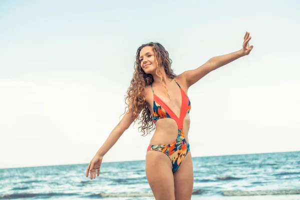 Mujer Joven Feliz Con Traje Baño Que Pasa Buen Rato — Foto de Stock