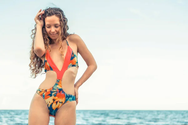 Mujer Joven Feliz Con Traje Baño Que Pasa Buen Rato — Foto de Stock