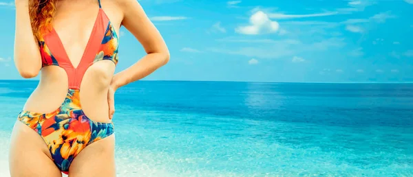 Glückliche Junge Frau Badeanzug Sommer Badeort Mit Tropischem Sand — Stockfoto