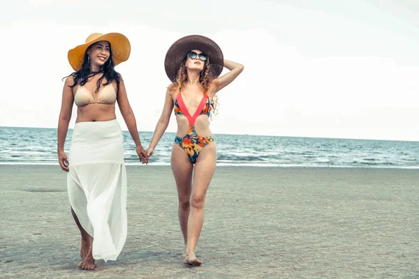 Glückliche Frauen Bikinis Sonnen Sich Sommerurlaub Gemeinsam Tropischen Sandstrand Lebensstil — Stockfoto