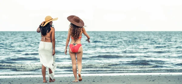 Les Femmes Heureuses Bikinis Vont Bronzer Ensemble Sur Plage Sable — Photo