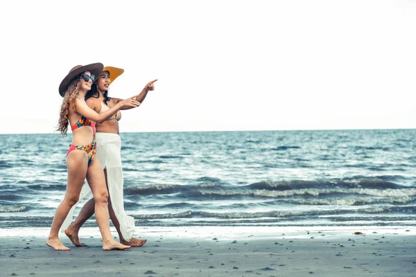 Mulheres Felizes Biquínis Vão Tomar Sol Juntas Praia Areia Tropical — Fotografia de Stock