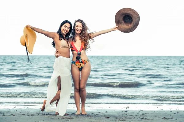 Ευτυχισμένος Γυναίκες Στο Μπικίνι Χορεύουν Μαζί Τροπική Παραλία Άμμο Στις — Φωτογραφία Αρχείου