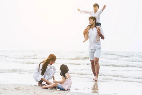 快乐家庭的父亲 母亲和孩子去度假在热带沙滩在夏天 — 图库照片
