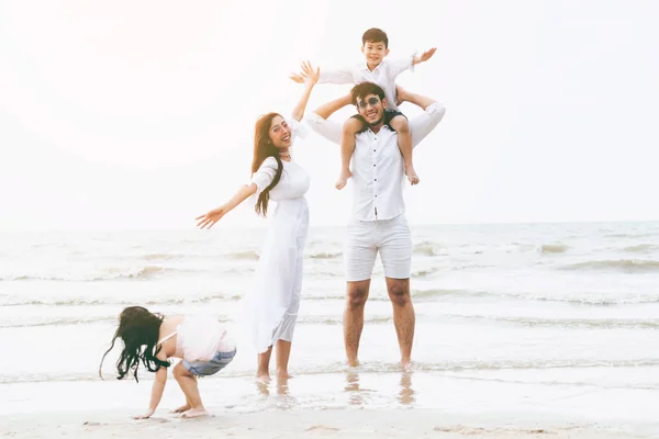 Baba Anne Çocukları Mutlu Aile Tatil Tropikal Bir Kum Plajı — Stok fotoğraf
