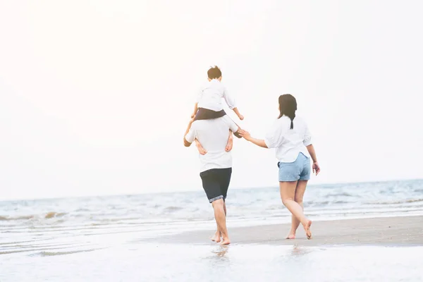 Feliz Familia Padre Madre Hijo Vacaciones Una Playa Arena Tropical —  Fotos de Stock