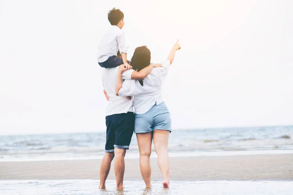 Família Feliz Pai Mãe Filho Vai Férias Uma Praia Areia — Fotografia de Stock