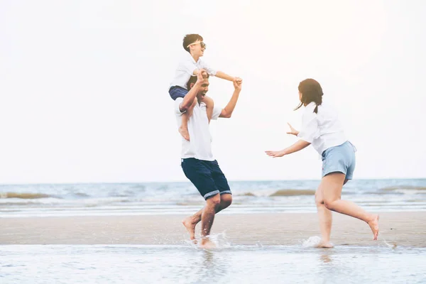 Baba Anne Oğlu Mutlu Aile Tatil Tropikal Bir Kum Plajı — Stok fotoğraf