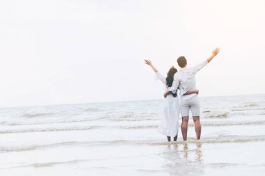 Mutlu çift balayı gidiş tropikal kum plaj yaz aylarında seyahat..