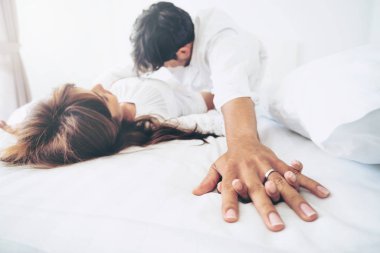 Ev yatak ön sevişme yatakta samimi genç çiftin romantik aşk.