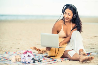 Artı boyutu yaz aylarında tropikal Kum Plajı üzerinde oturan bir genç bayan. Tatil seyahat etmek tatil.