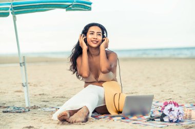 Artı boyutu yaz aylarında tropikal Kum Plajı üzerinde oturan bir genç bayan. Tatil seyahat etmek tatil.