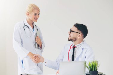 El sıkışma başarı ve profesyonel sağlık personeli ekip çalışması gösteren başka bir doktora veren hastanede doktor.