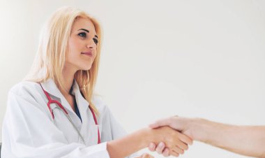 Kadın doktor hastane office odasında erkek hasta ile karşılıklı yapıyor. Sağlık ve Medikal hizmet meslekleri.