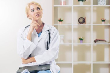 Genç kadın doktor hastane ofisinde çalışıyor. Tıbbi ve sağlık kavramı.