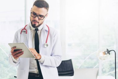 Doktor ofisinde hastanede tablet bilgisayarda çalışma. Tıbbi ve sağlık kavramı.