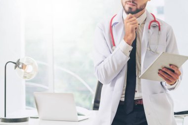 Doktor ofisinde hastanede tablet bilgisayarda çalışma. Tıbbi ve sağlık kavramı.