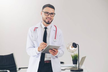 Doktor ofisinde hastanede tablet bilgisayarda çalışma. Tıbbi ve sağlık kavramı.