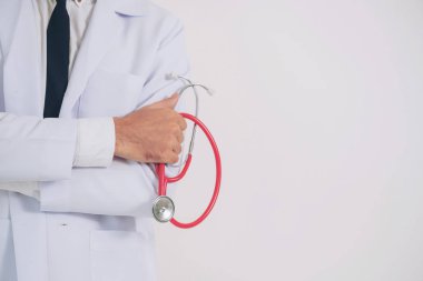 Erkek doktor stetoskop beyaz arka plan üzerinde tutarak. Tıbbi ve sağlık kavramı.