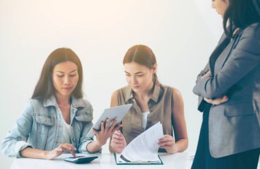 Çalışma grubu çok kültürlü iş kadınları ofiste grup toplantısı tartışmak. Etnik çeşitlilik işbirliği.