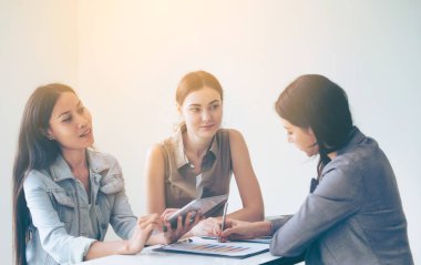 Çalışma grubu çok kültürlü iş kadınları ofiste grup toplantısı tartışmak. Etnik çeşitlilik işbirliği.
