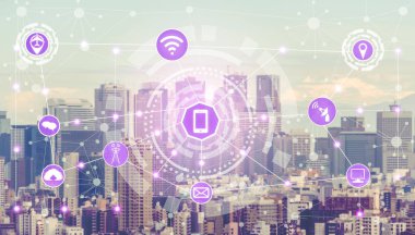 Akıllı şehir kablosuz iletişim ağı Internet şeyler (çok) ve bilgi iletişim teknolojisi (ICT) modern şehir binaları içinde belgili tanımlık geçmiş karşı grafik gösteren kavramı ile.