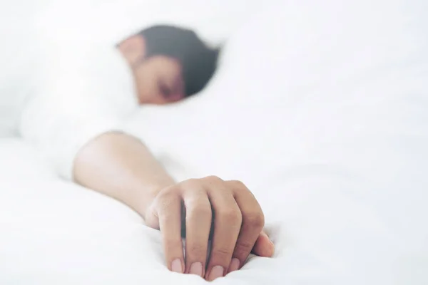 Jovem Dorme Cama Linho Branco Quarto — Fotografia de Stock