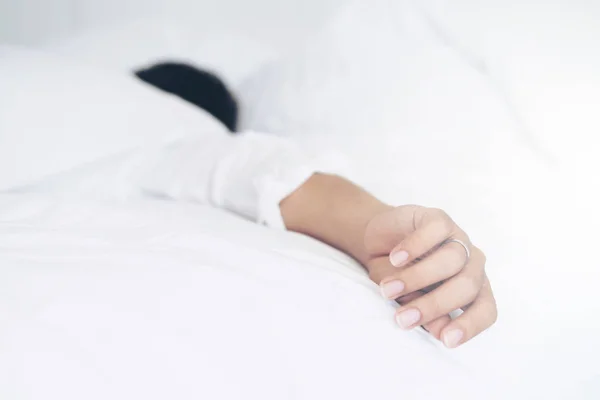 Jovem Dorme Cama Linho Branco Quarto — Fotografia de Stock