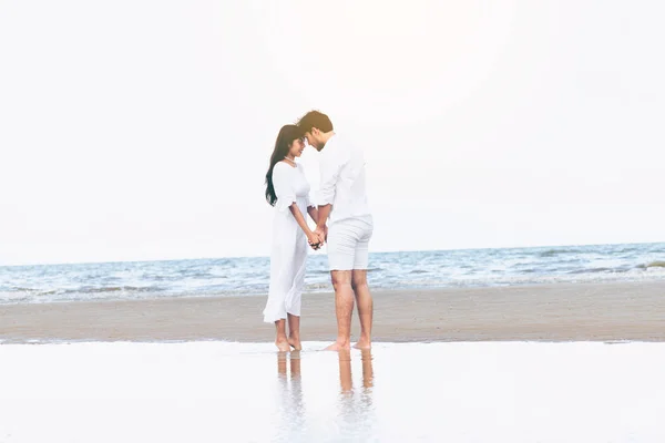 Glückliches Paar Auf Hochzeitsreise Tropischen Sandstrand Sommer — Stockfoto