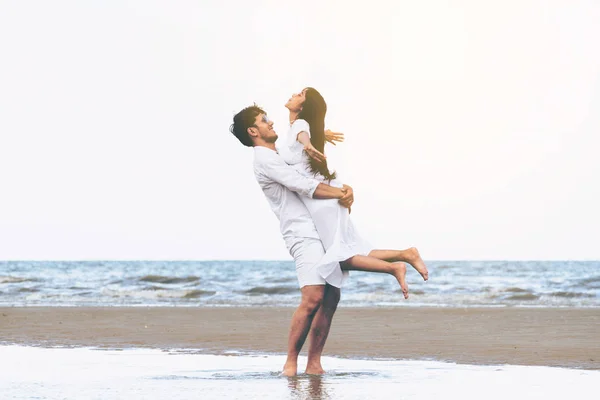 Casal Feliz Viajando Lua Mel Praia Areia Tropical Verão — Fotografia de Stock