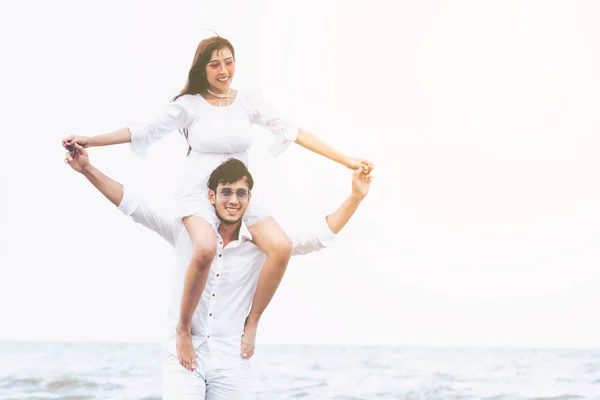 Szczęśliwa Para Będzie Podróż Poślubna Podróż Tropikalnej Plaży Piasek Latem — Zdjęcie stockowe