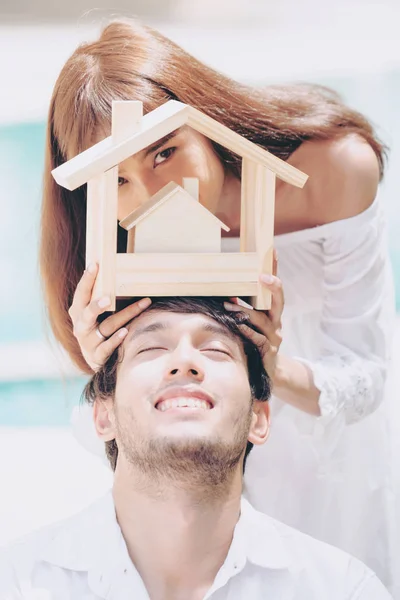 Pareja Joven Planeando Comprar Una Casa Tener Una Vida Feliz —  Fotos de Stock