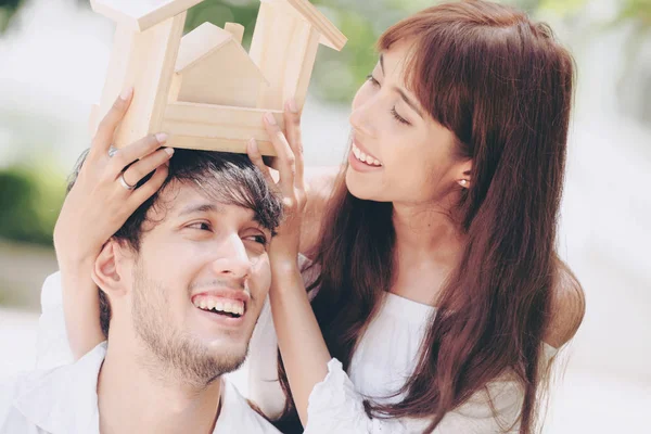 Casal Jovem Planejando Comprar Uma Casa Ter Vida Feliz — Fotografia de Stock