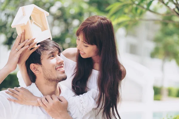 Casal Jovem Planejando Comprar Uma Casa Ter Vida Feliz — Fotografia de Stock