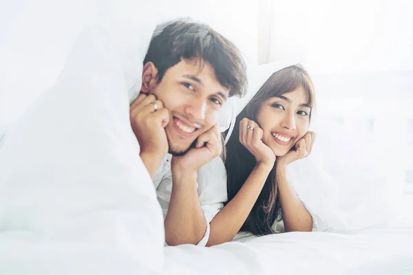 Jovem Casal Feliz Relaxando Quarto Casa Depois Acordar Manhã — Fotografia de Stock