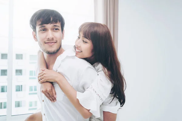 Jovem Casal Feliz Relaxando Quarto Casa Depois Acordar Manhã — Fotografia de Stock